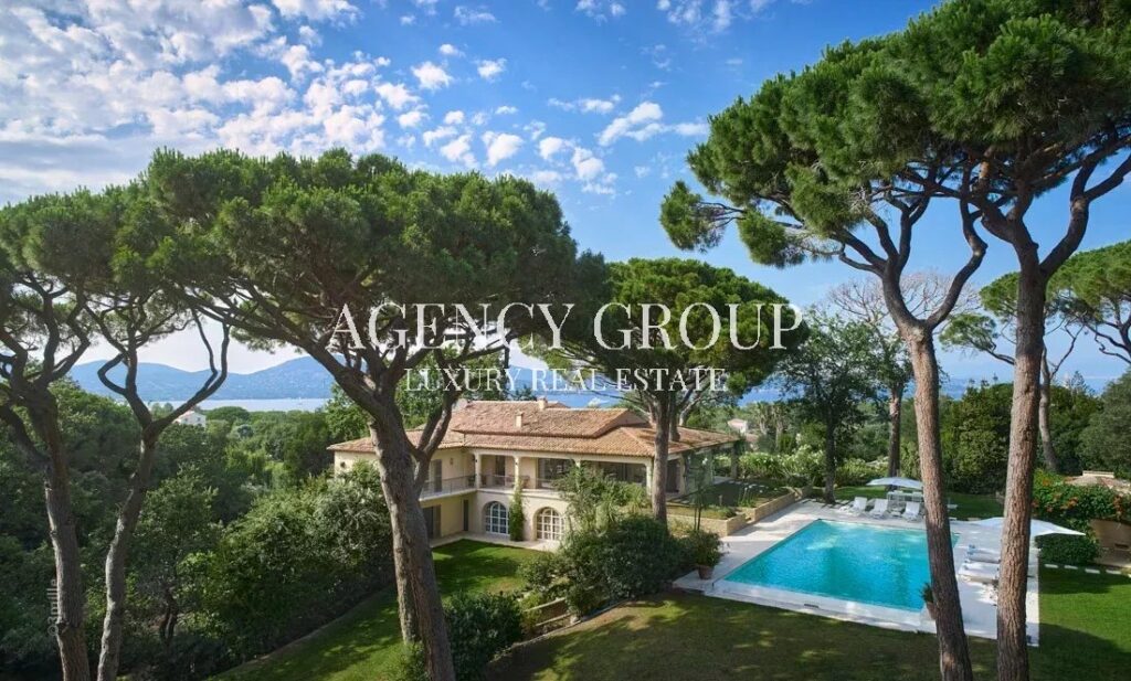 SAINT-TROPEZ  – VILLA 6 CHAMBRES – PISCINE CHAUFFEE – VUE MER PANORAMIQUE – COURT DE TENNIS